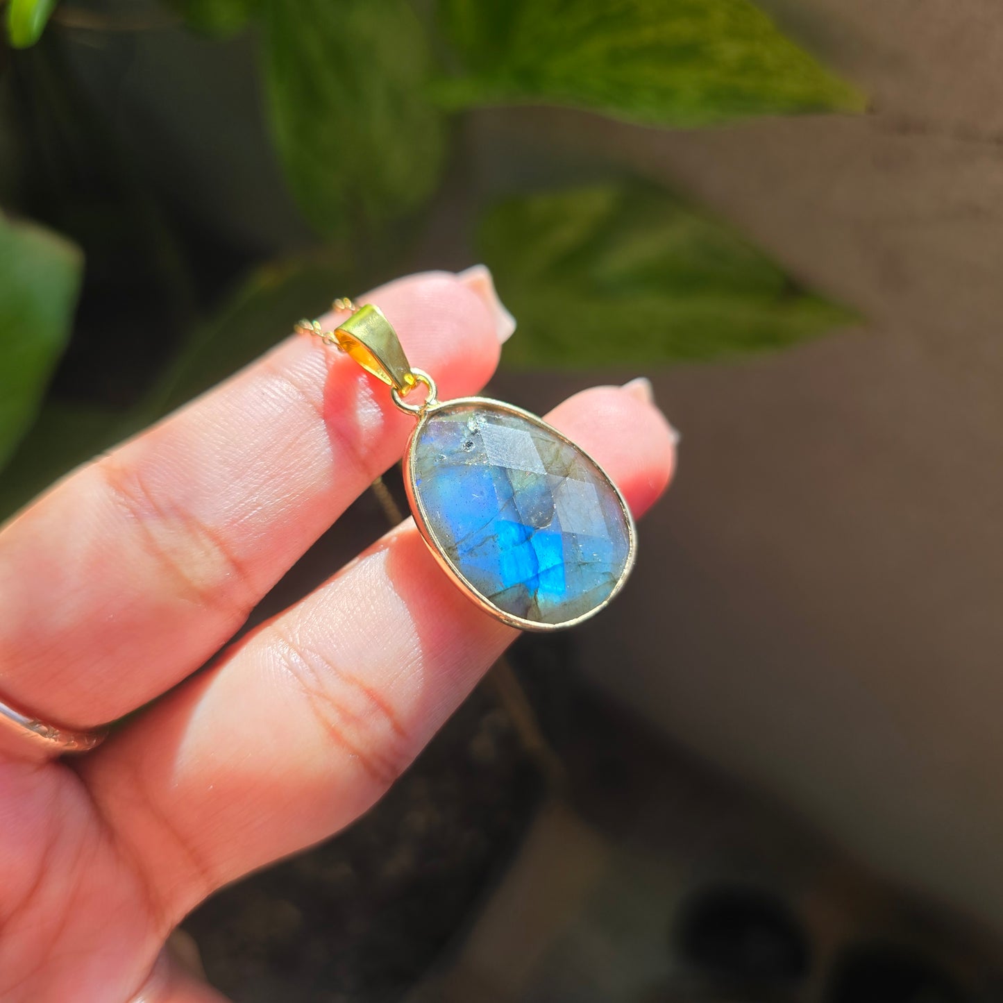 Oval Labradorite Pendant