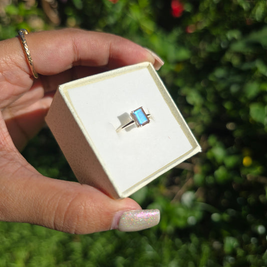 Blue Flash Labradorite Gemstone Ring - Size 8